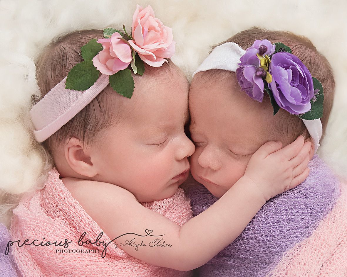 Twin baby girls close up flowers beautiful newborn twins Precious baby pH๏τography Angela Forker uni… | Newborn twin pH๏τography, Twin pH๏τography, Twin baby girls