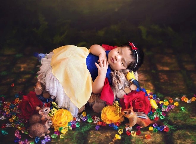 A set of beautiful and sparkling pH๏τos of newborn babies playing Disney princesses - PH๏τo 1.