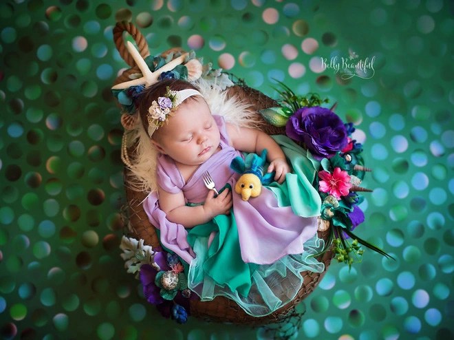 Gorgeous set of pH๏τos of newborn babies playing Disney princesses - PH๏τo 7.