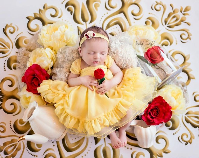 Sparkling beautiful pH๏τos of newborn babies playing Disney princesses - PH๏τo 11.