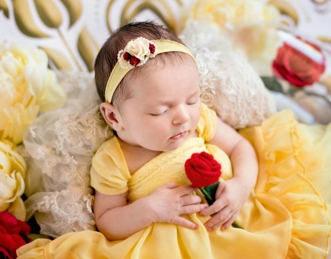 Beautiful set of pH๏τos of newborn babies playing Disney princesses - PH๏τo 13.