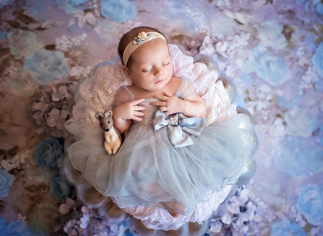 Sparkling beautiful pH๏τos of newborn babies playing Disney princesses - PH๏τo 17.