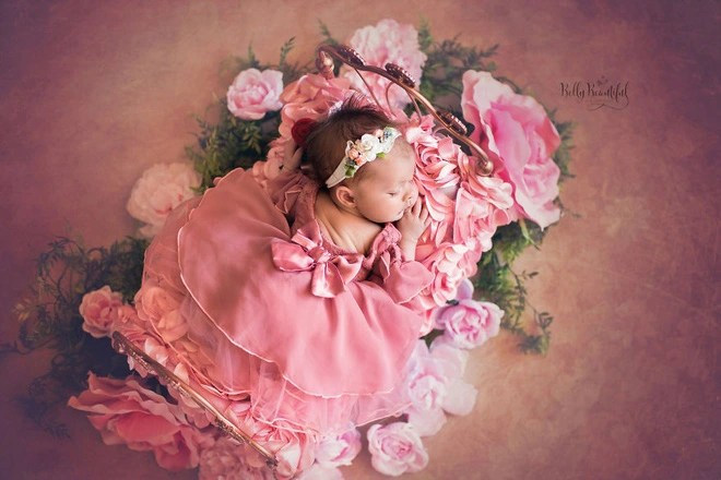 Beautiful set of pH๏τos of newborn babies playing Disney princesses - PH๏τo 19.