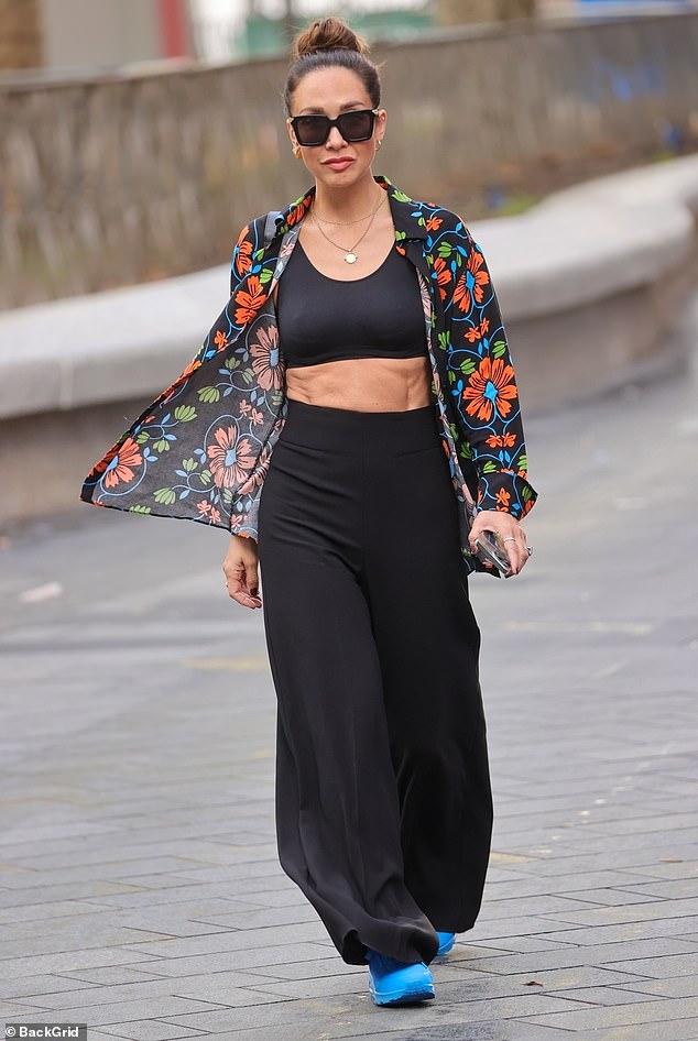 Myleene Klᴀss flashes her incredible abs beneath a crop top | Daily Mail  Online