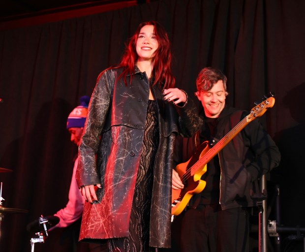 NEW YORK, NEW YORK - MAY 05: Dua Lipa Performs in Times Square At Surprise Pop-Up For Her New Album on May 05, 2024 in New York City. (PH๏τo by Theo Wargo/Getty Images)