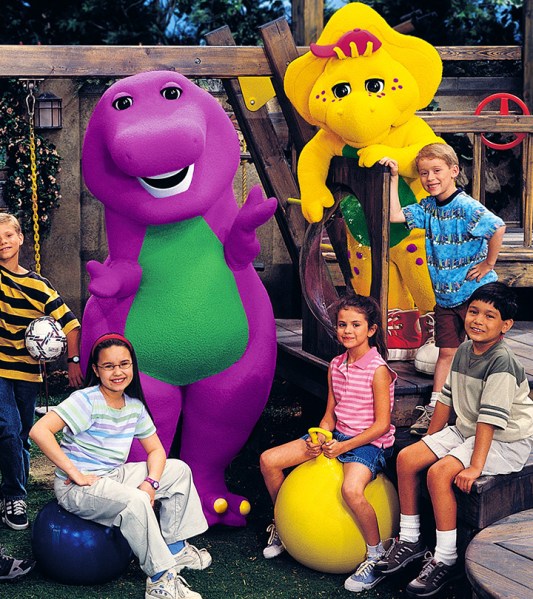 BARNEY AND FRIENDS, Barney the dinosaur, Selena Gomez (on yellow ball), Demi Lovato (wearing glᴀsses and red headband) (1992-), Season 9, 2004