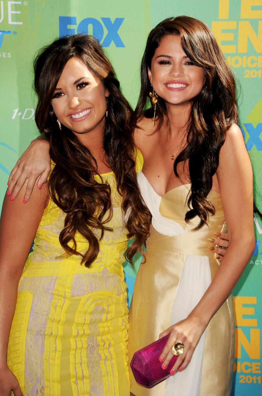 Demi Lovato, Selena Gomez Friendship PH๏τos: Complete Timeline | J-14