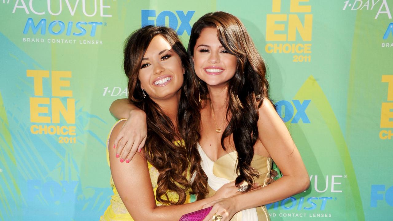 Singer/actresses Demi Lovato (L) and Selena Gomez arrive at the 2011 Teen Choice Awards held at the Gibson Amphitheatre on August 7, 2011 in Universal City, California.