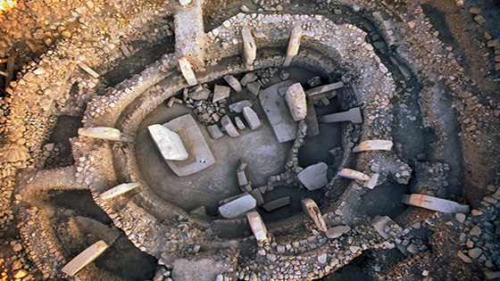 Sᴀssanid-Era Tables and Chairs Unearthed in Iran