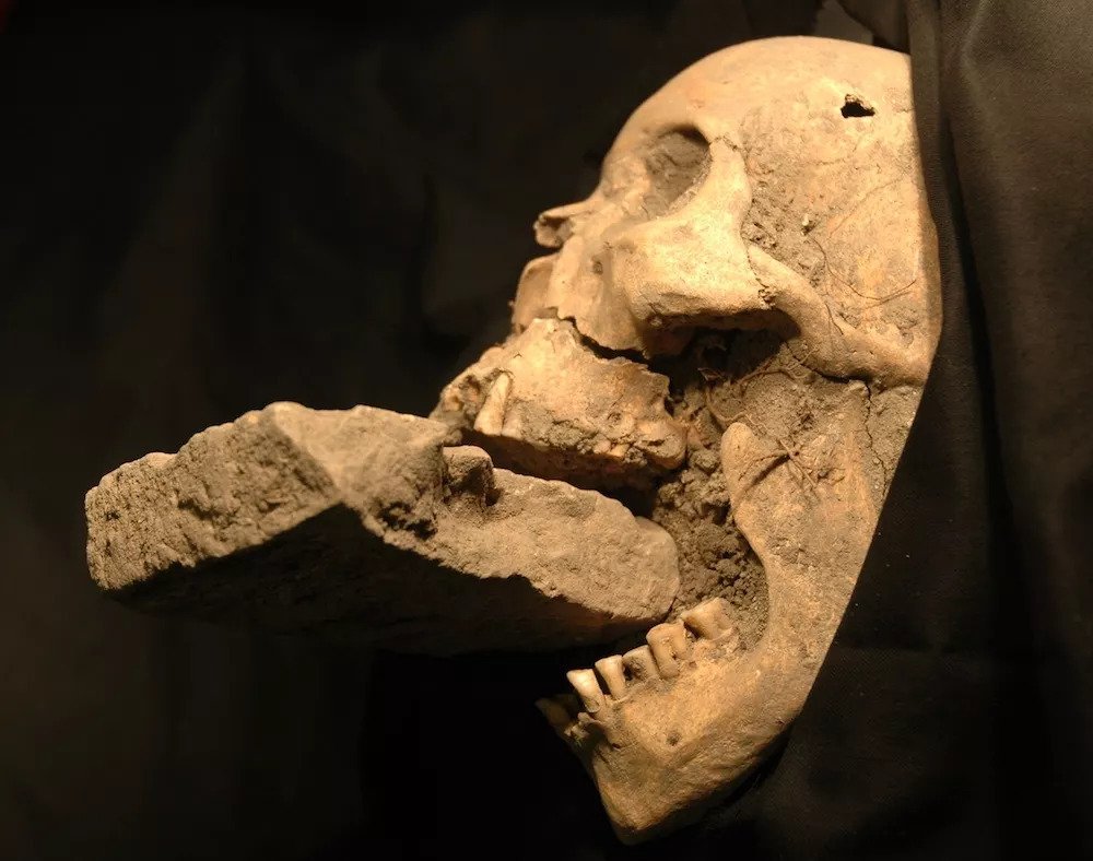 ‘Vampire’ discovered in a mᴀss grave