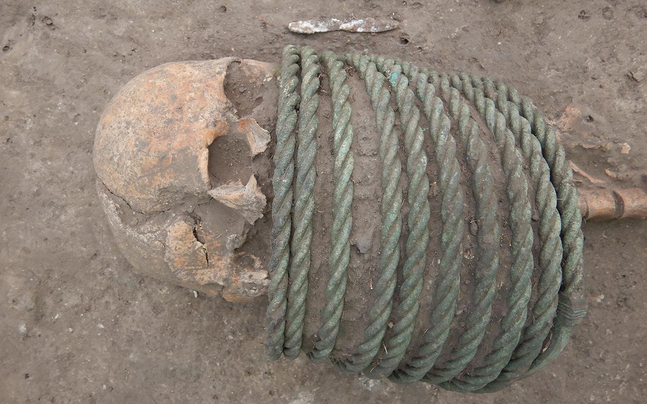 1,000-year-old cemetery with ᴅᴇᴀᴅ wearing elaborate neck rings and buckets on their feet unearthed in Ukraine