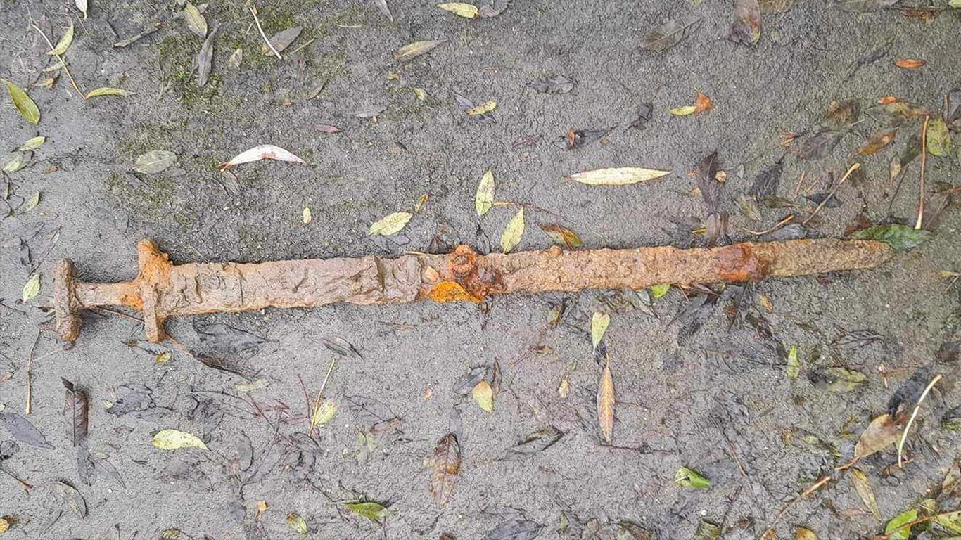 1,100-year-old Viking sword pulled from English river by magnet fisher 1,100-year-old Viking sword pulled from English river by magnet fisher