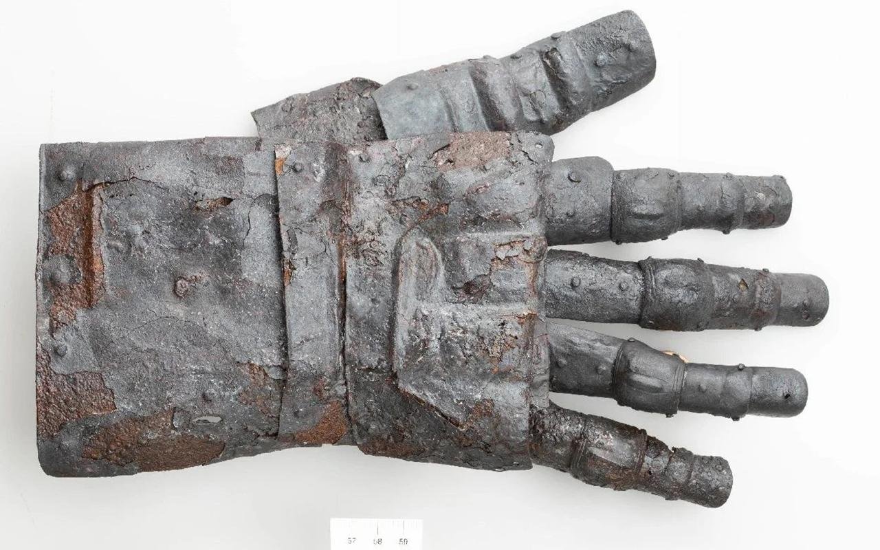 Swiss archaeologists unearth 14th-century gauntlet in Kyburg Castle