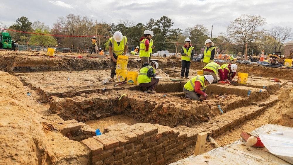 Remains of 17th-century home unearthed in Colonial Williamsburg