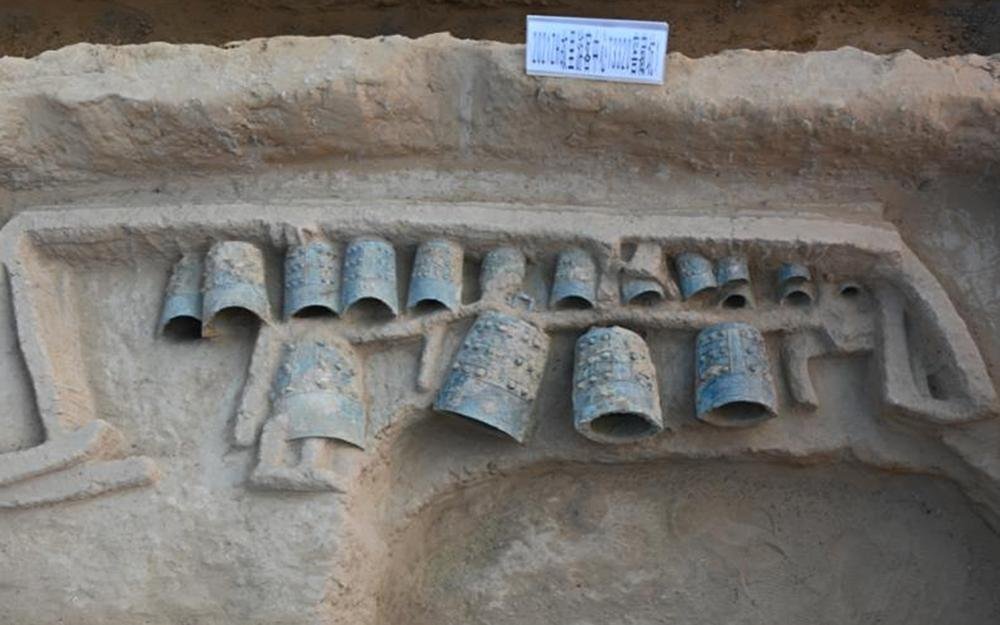 Archaeologists unearth 2,000-year-old chime bells (bianzhong) in China