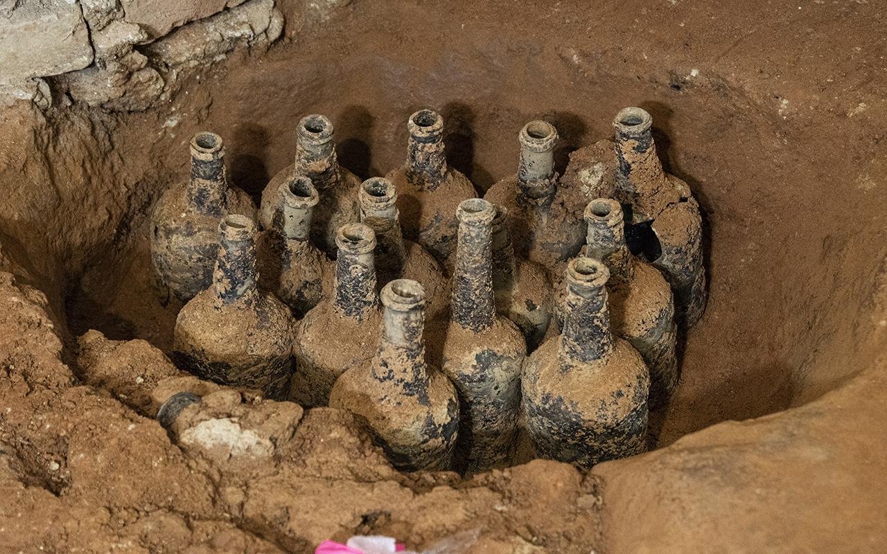 35 glᴀss bottles of fruit from the 18th century discovered at George Washington’s Mount Vernon 35 glᴀss bottles of fruit from the 18th century discovered at George Washington’s Mount Vernon