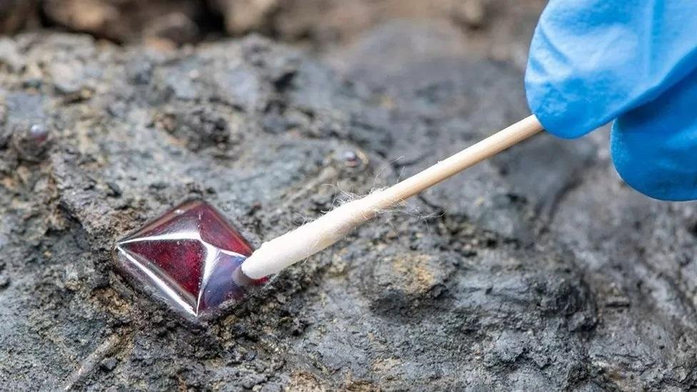 Harpole Treasure reveals medieval garnet on unique silver cross Harpole Treasure reveals medieval garnet on unique silver cross