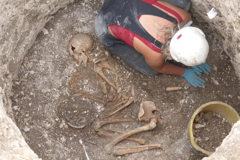Archaeologists unearth 2000-year-old human remains and animal sacrifices in Dorset Archaeologists unearth 2000-year-old human remains and animal sacrifices in Dorset