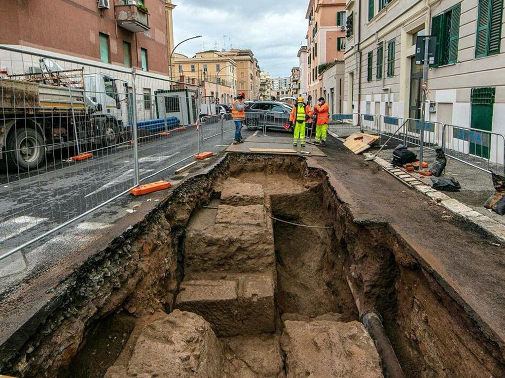 Ancient funerary complex uncovered in Rome