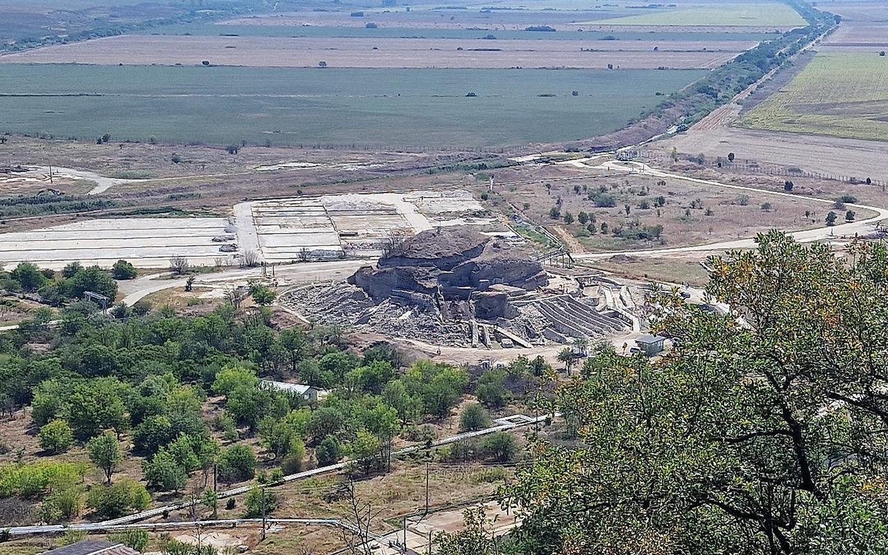 Ritual pit uncovered at Solnitsata, Bulgaria’s prehistoric salt production center