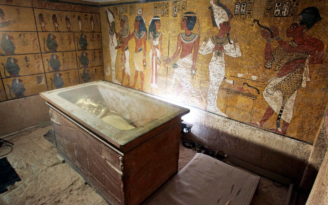 King Tutankhamun’s burial chamber could contain door to Neferтιтi’s tomb