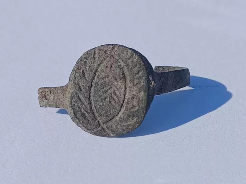 18th-century brᴀss trade ring unearthed at Colonial Michilimackinac 18th-century brᴀss trade ring unearthed at Colonial Michilimackinac