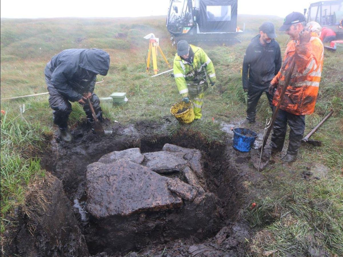 Stunning Bronze Age burial chamber unearthed on Dartmoor