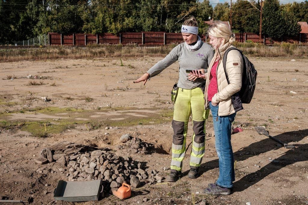 Unusual Iron Age burial of woman found in Sweden with knife stuck in grave