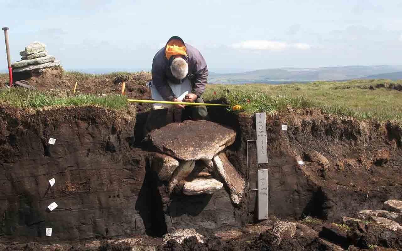 Bronze Age burial chamber discovered on Dartmoor, England