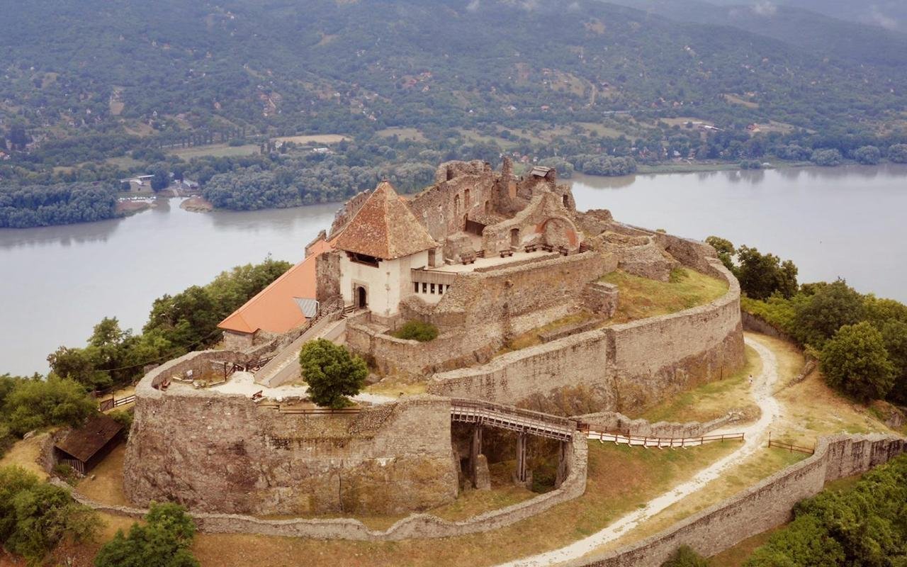 Medieval church ruins discovered under tennis court in Visegrád, Hungary