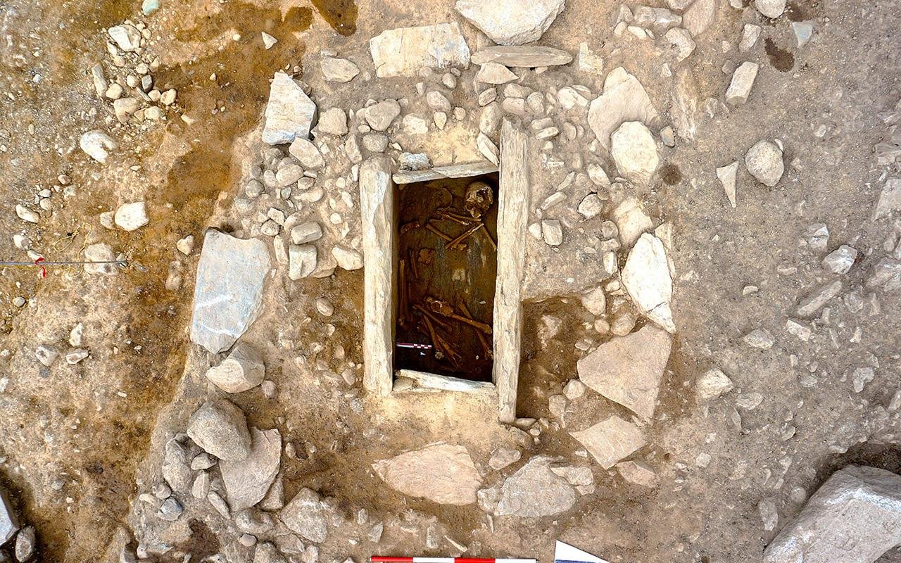 Copper Age cist tomb and decorated stele unearthed in Italy