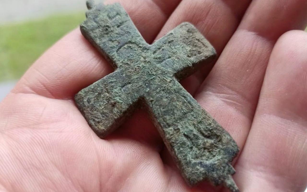 Polish archaeologists find a rare cross-shaped reliquary belonging to a medieval knight