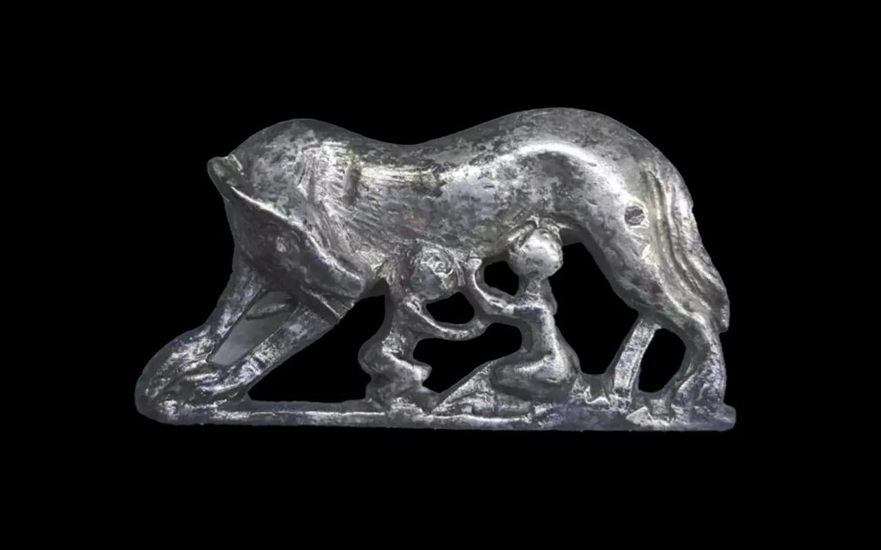 Silver brooch depicting Romulus and Remus found in Valencia