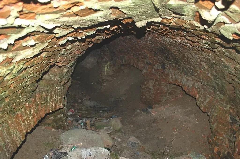 Archaeologists excavate centuries-old “Freemason” tunnel beneath Poland’s Wilanów Palace