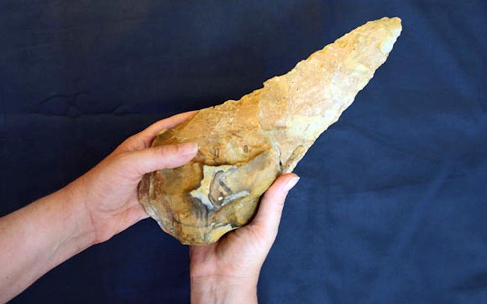300,000-year-old giant handaxes unearthed in Kent 300,000-year-old giant handaxes unearthed in Kent