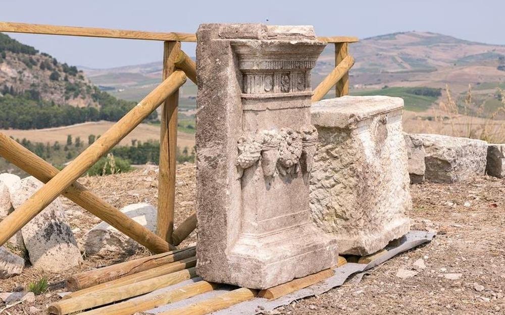 Perfectly preserved ancient Greek altar unearthed in Sicily Perfectly preserved ancient Greek altar unearthed in Sicily