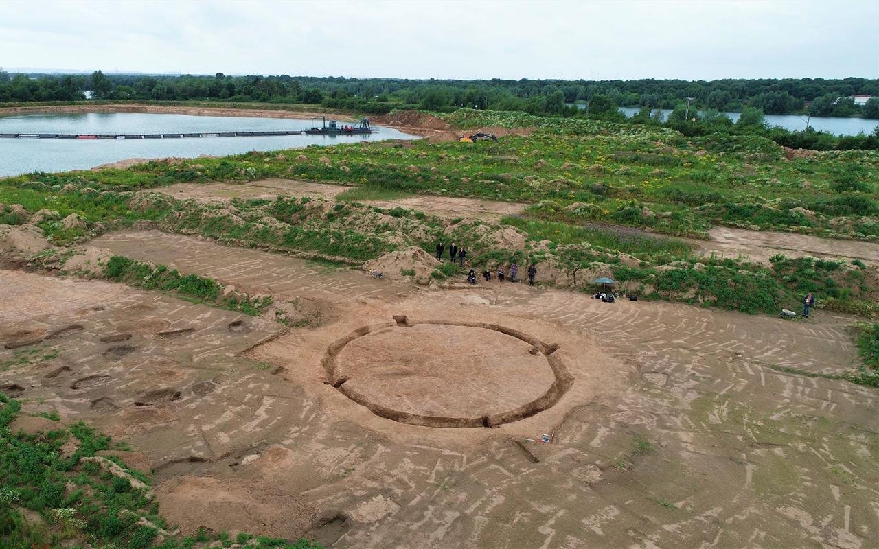 2,000-year-old Iron Age cremations discovered surrounding Bronze Age burial mound in Germany