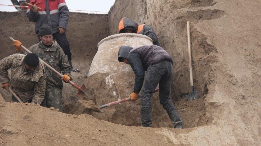Archaeologists unearth a large clay vessel in Kyrgyzstan Archaeologists unearth a large clay vessel in Kyrgyzstan
