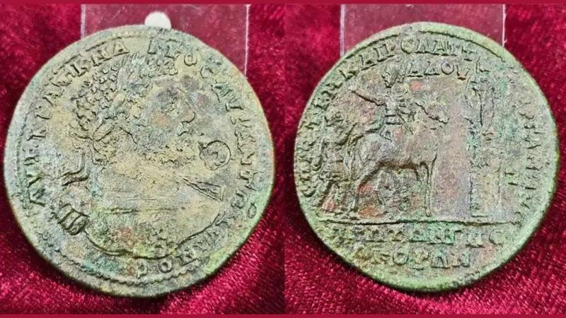 Medallion of Emperor Caracalla minted in Pergamon and other artifacts found in Bulgaria