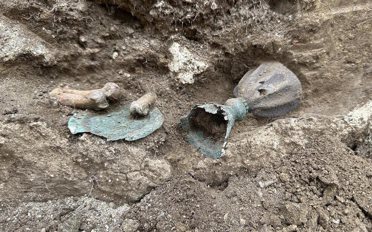 Medieval silver communion set and 70 silver coins discovered in Hungary Medieval silver communion set and 70 silver coins discovered in Hungary
