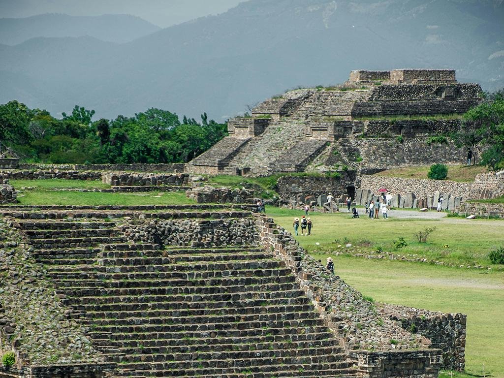 Megathrust earthquakes shaped Teotihuacan’s architectural evolution and its decline