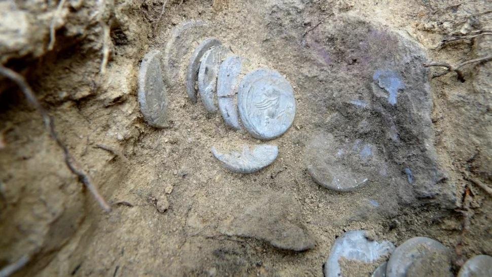 2,000-year-old hoard of Roman coins discovered in Italy 2,000-year-old hoard of Roman coins discovered in Italy