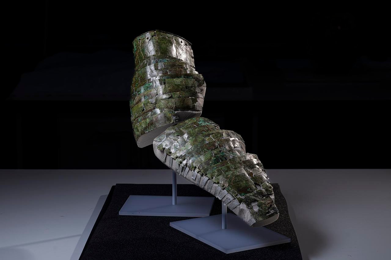 Rare Roman brᴀss arm guard reconstructed from hundreds of fragments