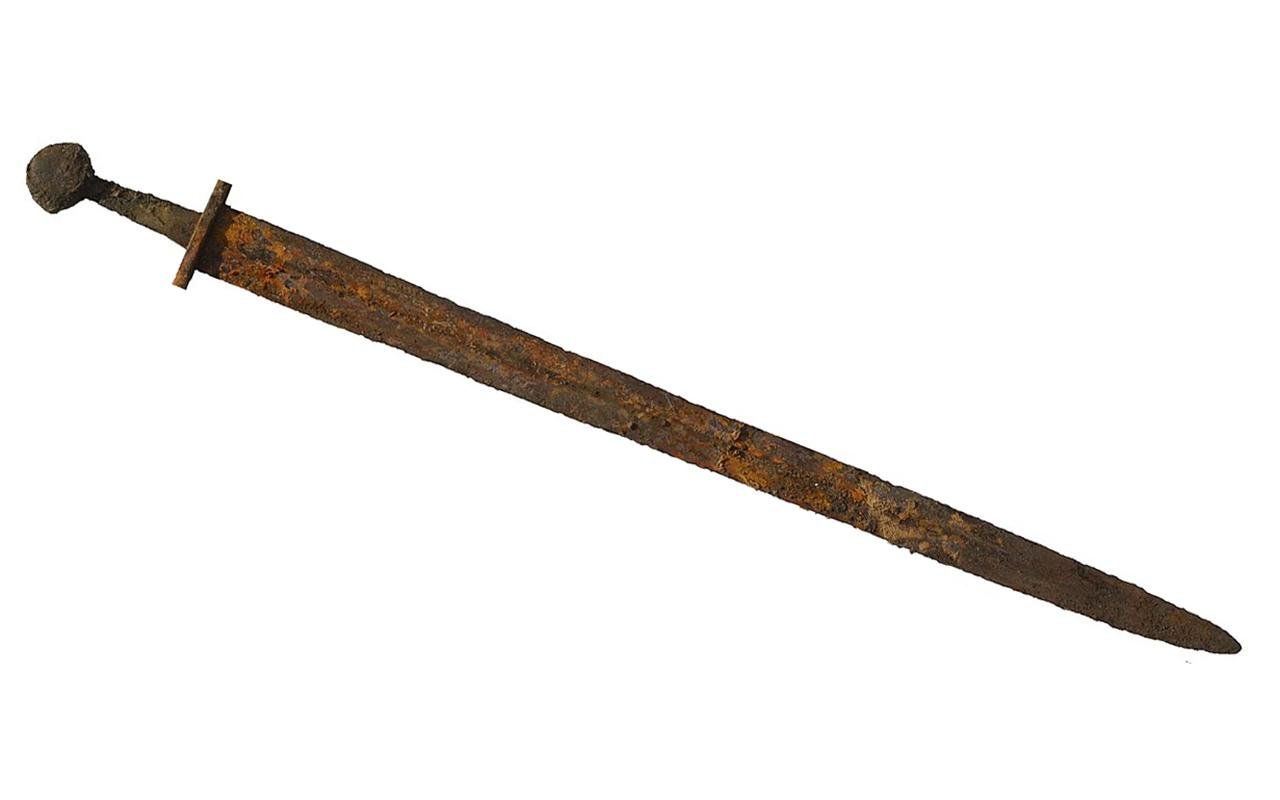 Fisherman uncovers remarkably preserved medieval sword in Warsaw’s Vistula River