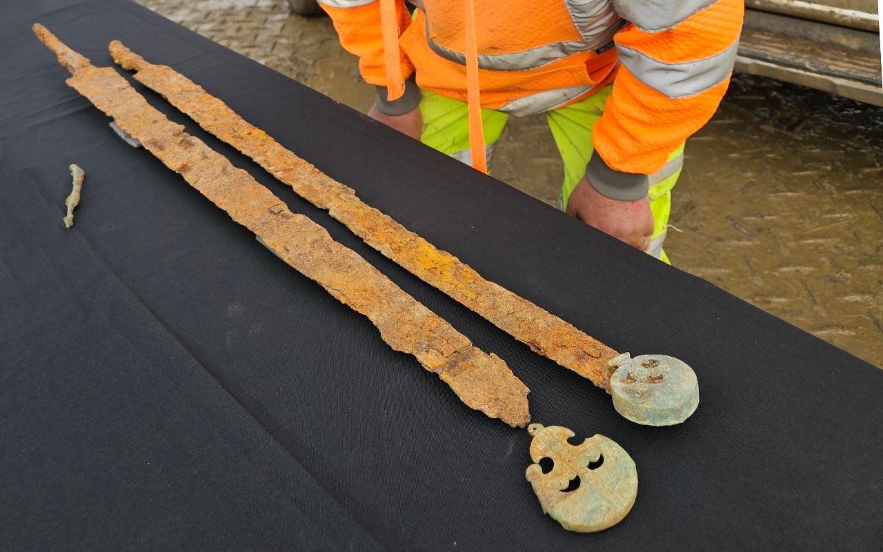 Roman cavalry swords lead to discovery of Iron Age settlement and possible Roman villa in Gloucestershire