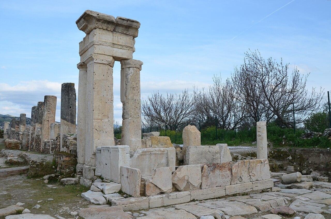 Lavish Roman villa with rare fish pond and frescoes unearthed in ancient Tripolis, Turkey