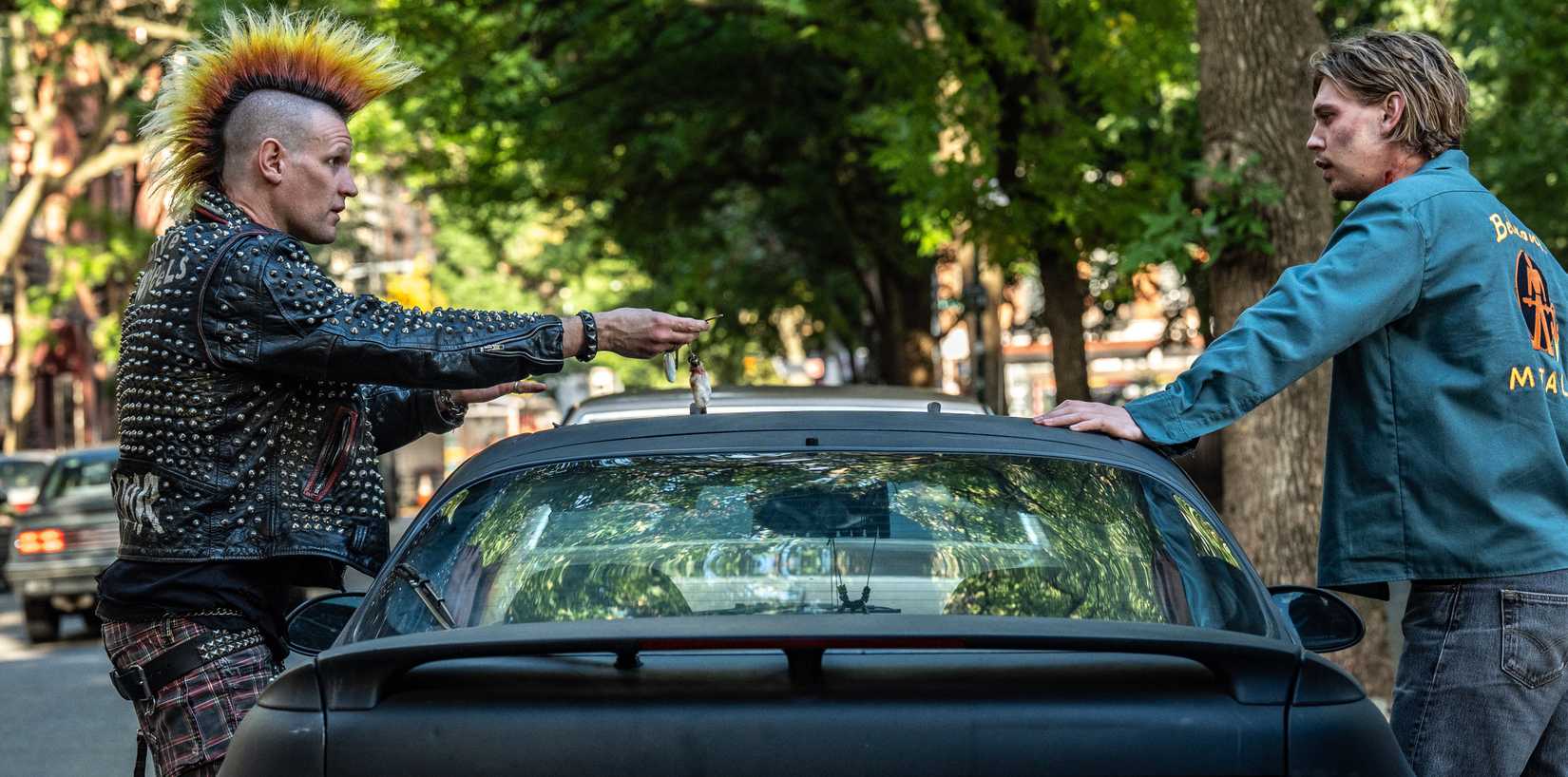 Caught Stealing Review: Darren Aronofsky Dives Into Total Chaos With A Tonally Balanced Dark Comedy Crime Thriller Caught Stealing Review: Darren Aronofsky Dives Into Total Chaos With A Tonally Balanced Dark Comedy Crime Thriller