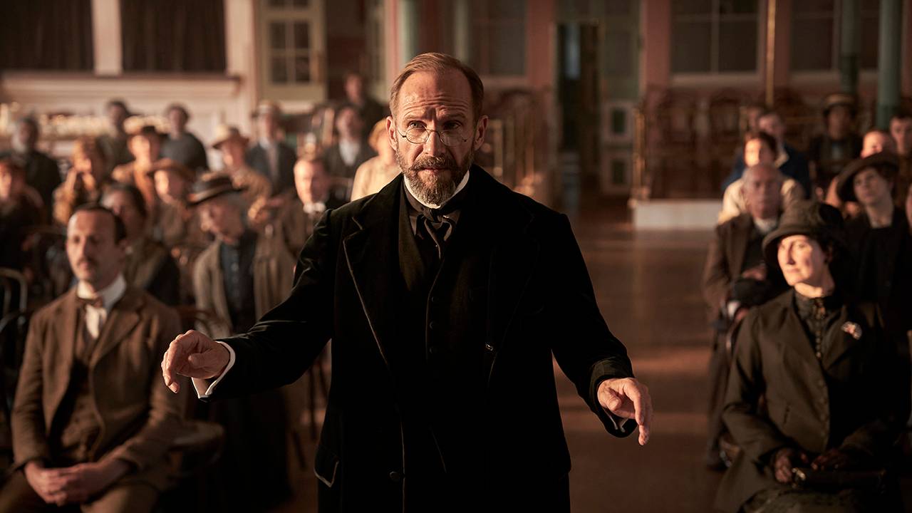 How Ralph Fiennes “Threw Himself Into” Preparations For His Conclave Follow-Up