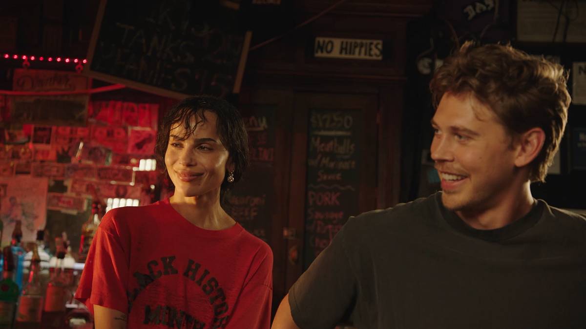 Darren Aronofsky Praises Austin Butler & Zoë Kravitz Natural Chemistry In Caught Stealing BTS Clip